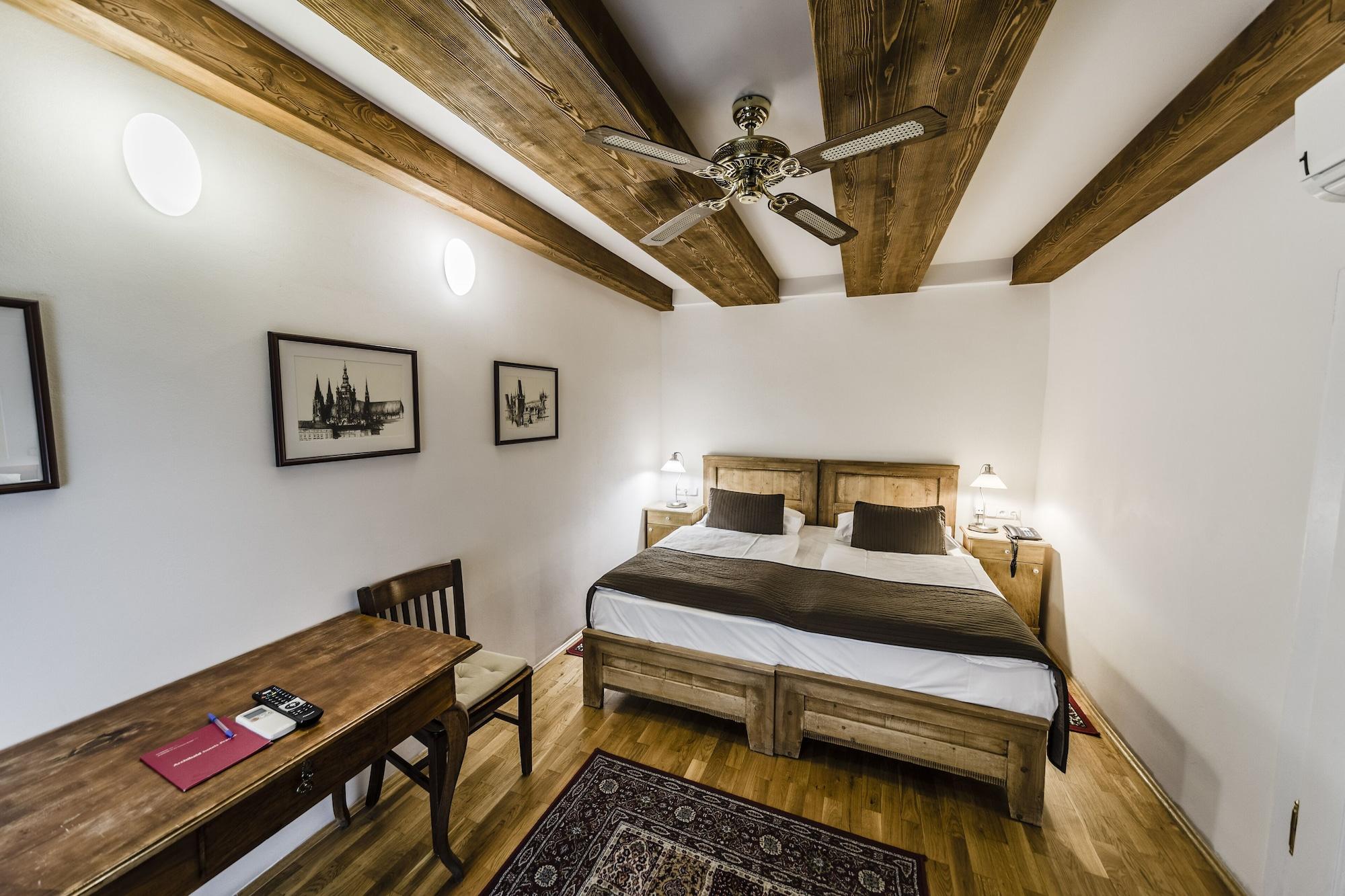 Hotel Archibald At The Charles Bridge Praha