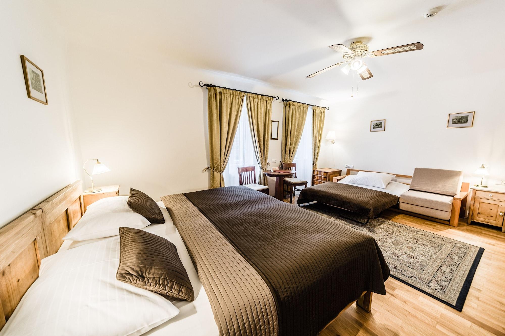 Hotel Archibald At The Charles Bridge Praga