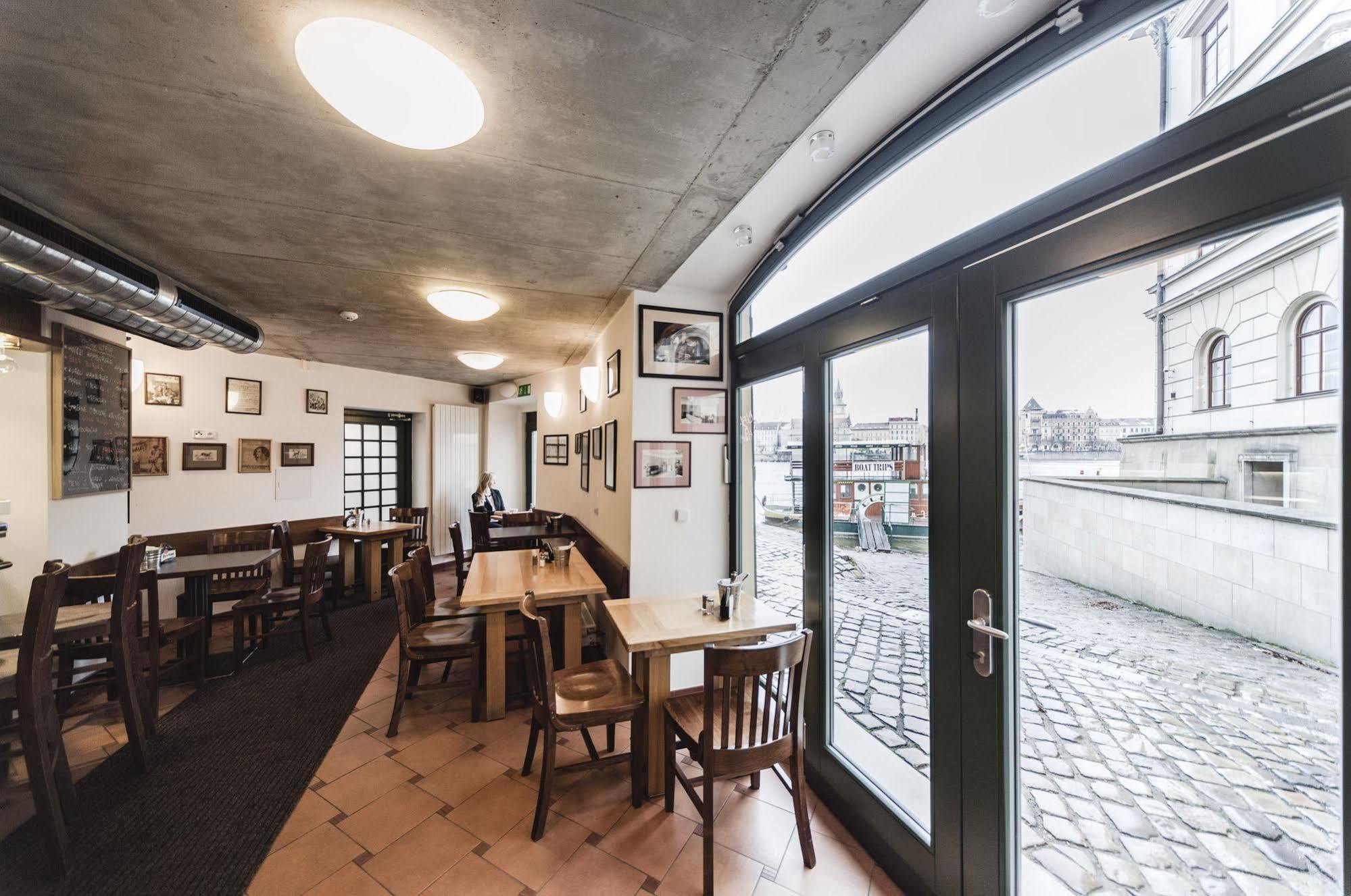 Archibald At The Charles Bridge 4*